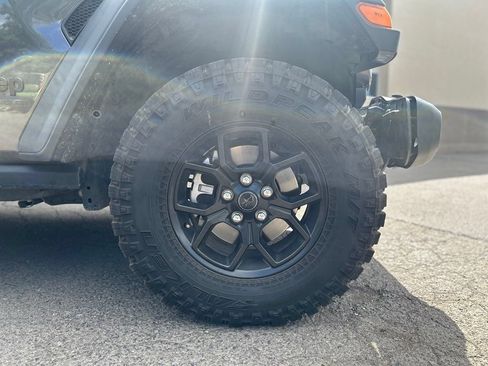Used 2018 Jeep Wrangler Unlimited Rubicon w/ LED Lighting Group AWD/4WD image 2