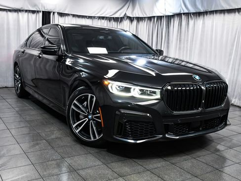 Used 2022 BMW 740i xDrive w/ M Sport Package AWD/4WD image 3