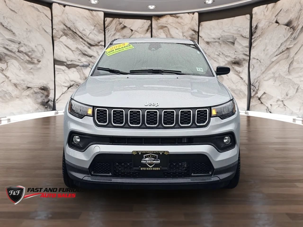Used 2024 Jeep Compass Latitude AWD/4WD image 2