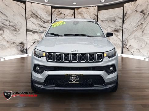 Used 2024 Jeep Compass Latitude AWD/4WD image 2