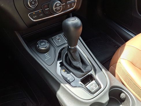 Used 2019 Jeep Cherokee Overland w/ Technology Group AWD/4WD image 18