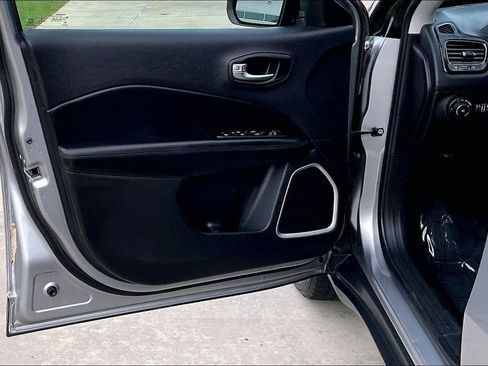 Used 2019 Jeep Compass Latitude FWD image 22
