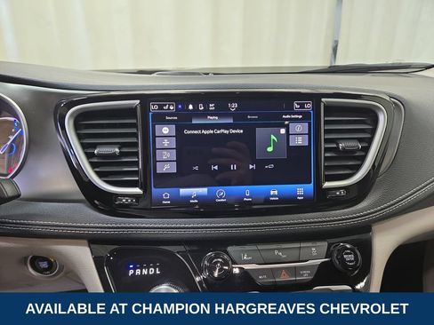 Used 2023 Chrysler Pacifica Touring-L FWD image 17