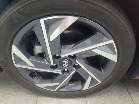 Used 2025 Hyundai Elantra Sport FWD image 31