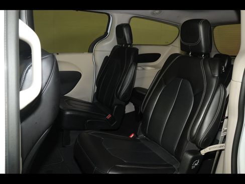 Used 2024 Chrysler Pacifica Touring-L FWD image 28