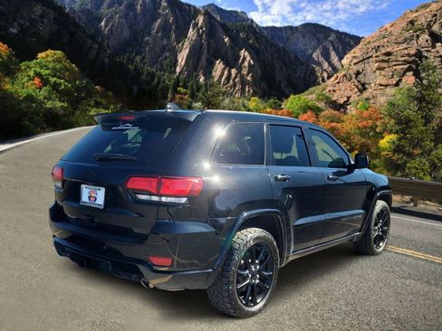 Used 2017 Jeep Grand Cherokee Altitude image 3