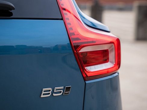 Certified 2025 Volvo XC40 B5 Plus image 6