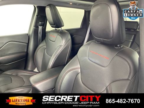 Used 2019 Jeep Cherokee Trailhawk AWD/4WD image 10