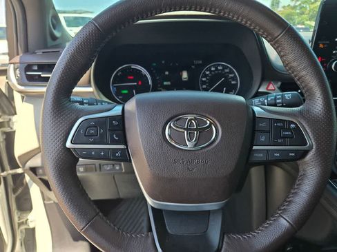 Used 2021 Toyota Sienna Platinum FWD image 22