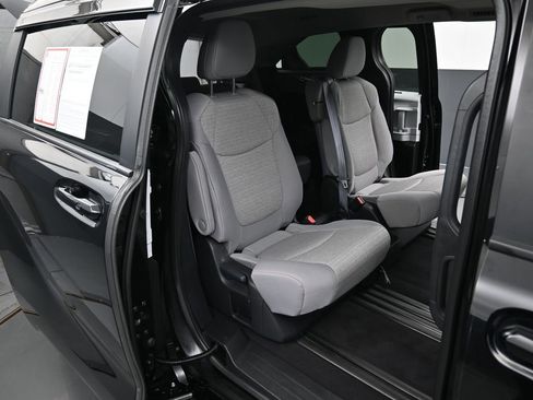 Certified 2025 Toyota Sienna LE w/ LE Plus Package image 32