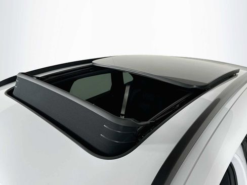 Certified 2026 Porsche Macan AWD/4WD image 22
