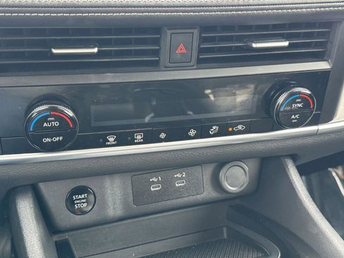 Used 2025 Nissan Rogue SV FWD image 23
