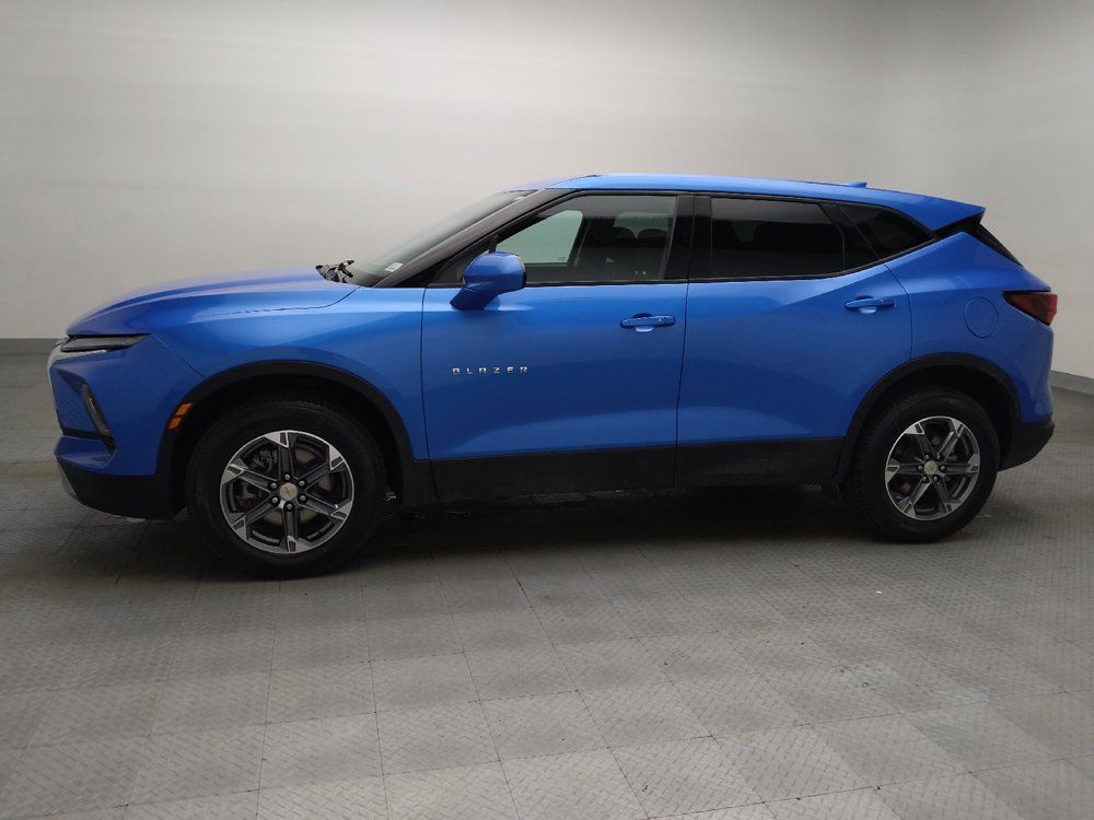Used 2025 Chevrolet Blazer LT AWD/4WD image 2