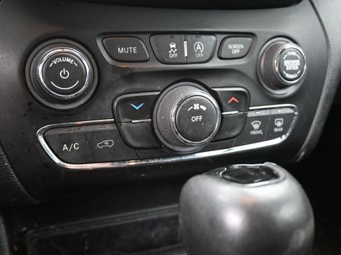 Used 2020 Jeep Cherokee Latitude Plus image 14