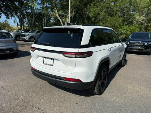 Used 2023 Jeep Grand Cherokee Altitude RWD image 11