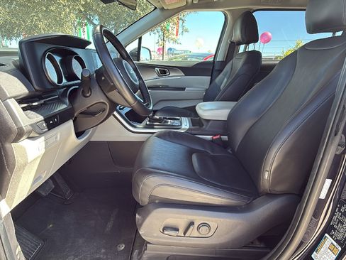 Used 2024 Kia Carnival LX image 10