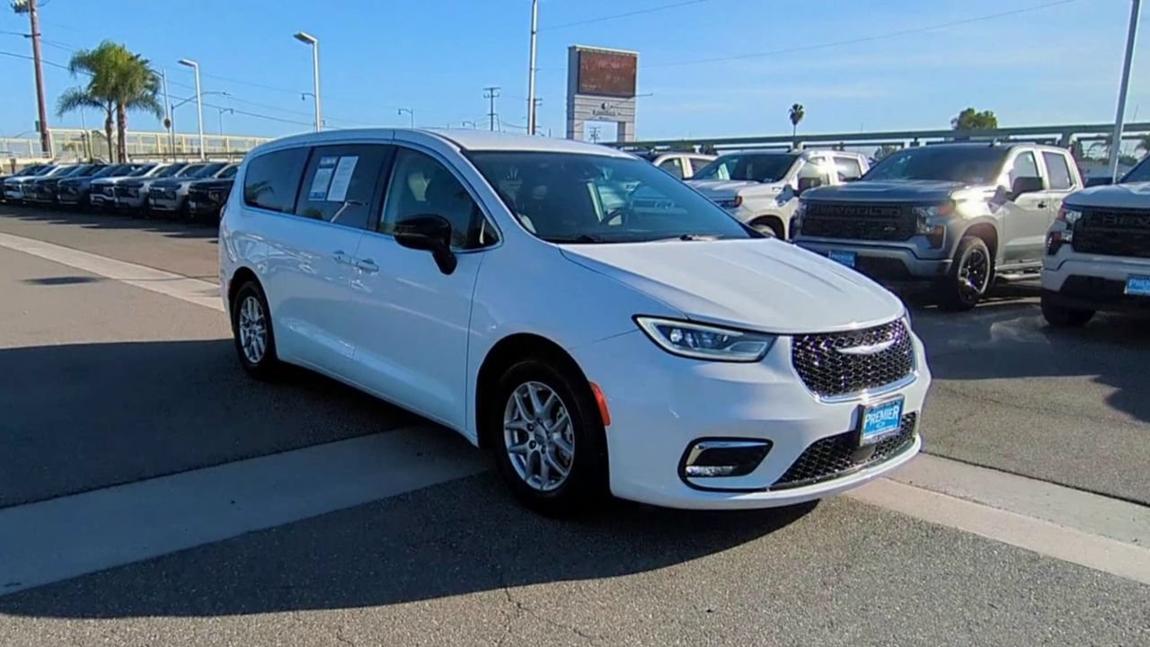 Used 2024 Chrysler Pacifica Touring-L FWD image 2