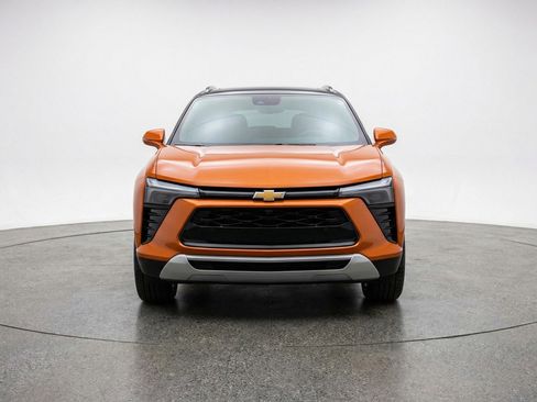 Used 2025 Chevrolet Blazer LT FWD image 2
