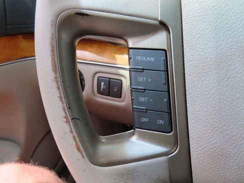 Used 2010 Lincoln MKT 2WD image 25