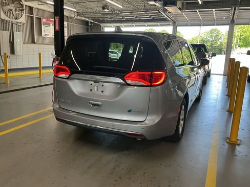 Used 2018 Chrysler Pacifica Touring Plus FWD image 6