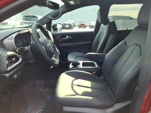 New 2026 Chrysler Pacifica Select image 17