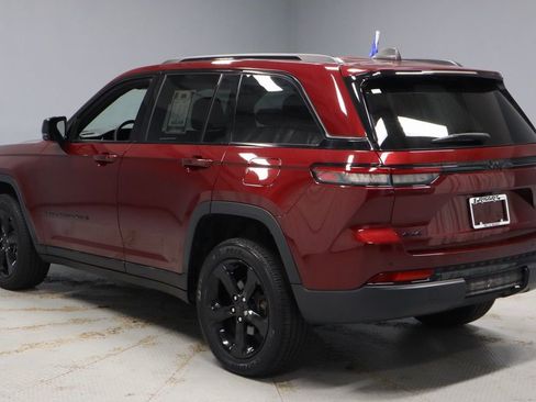 Used 2023 Jeep Grand Cherokee Altitude AWD/4WD image 10