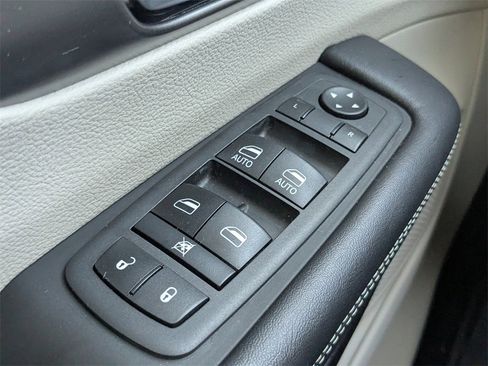 Used 2022 Chrysler Pacifica Touring-L image 19