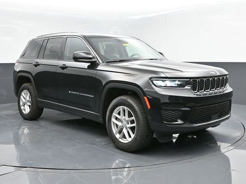 Used 2024 Jeep Grand Cherokee Laredo X AWD/4WD image 2
