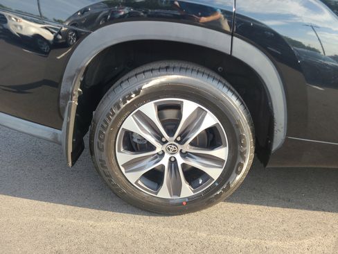 Used 2022 Toyota Highlander XLE AWD/4WD image 11