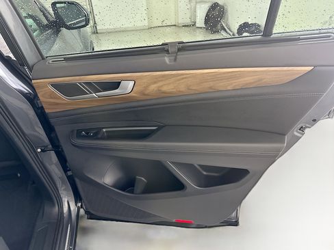 Used 2025 Volkswagen Atlas SE image 33