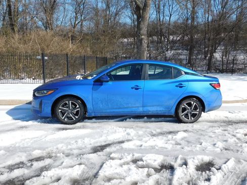 Used 2024 Nissan Sentra SV image 2