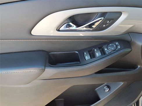 Used 2021 Chevrolet Traverse LT image 17