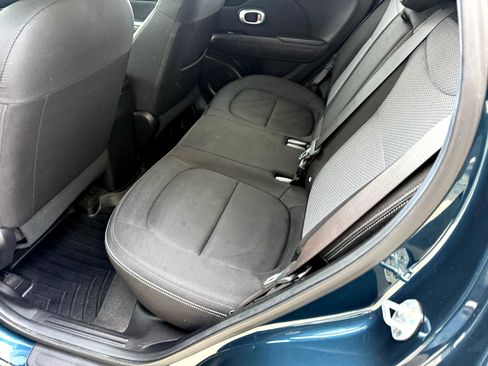 Used 2017 Kia Soul + image 12