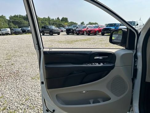 Used 2019 Dodge Grand Caravan SE FWD image 23