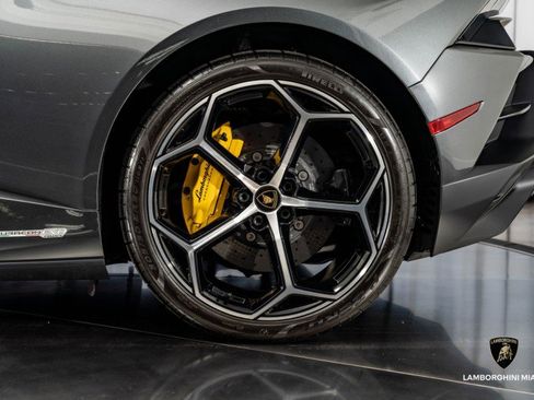 Used 2022 Lamborghini Huracan EVO image 13