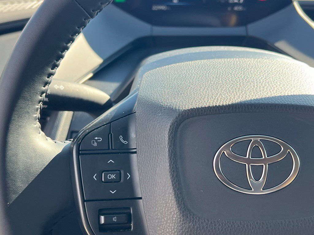 Used 2025 Toyota Prius LE FWD image 20