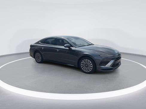 Certified 2025 Hyundai Sonata Limited FWD image 2