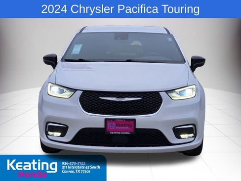 Used 2024 Chrysler Pacifica Touring image 2