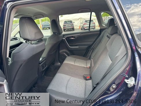 Used 2025 Toyota RAV4 XLE AWD/4WD image 11