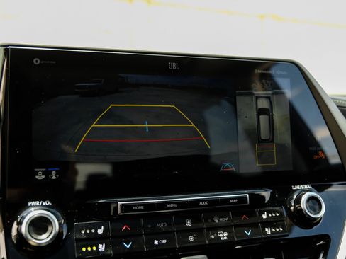 Used 2020 Toyota Highlander Limited FWD image 26
