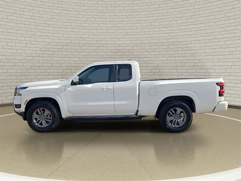 Used 2025 Nissan Frontier SV image 8