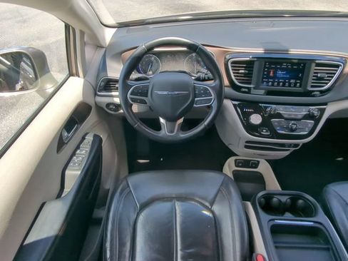 Used 2018 Chrysler Pacifica Touring-L FWD image 19
