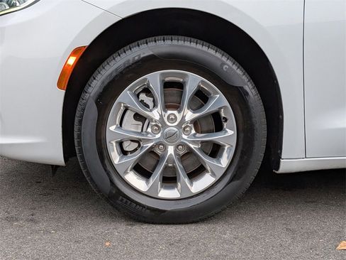 Certified 2022 Chrysler Pacifica Touring-L image 28