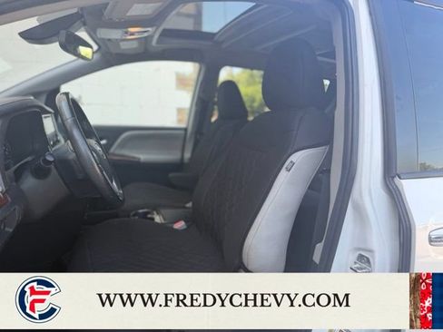 Used 2019 Toyota Sienna Limited Premium w/ Carpet Mat Package FWD image 16