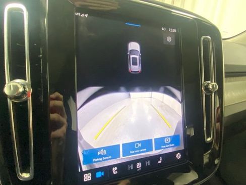 Used 2025 Volvo XC40 B5 Core image 25