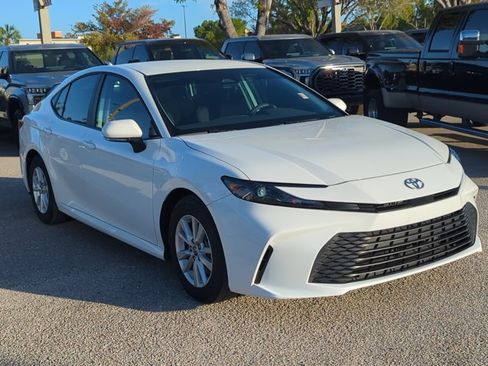 Used 2025 Toyota Camry LE image 3