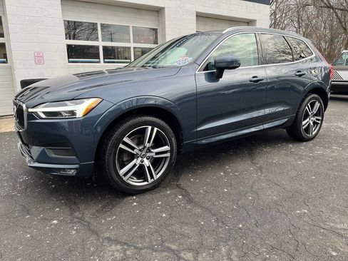 Used 2021 Volvo XC60 T5 Momentum w/ Protection Package image 3