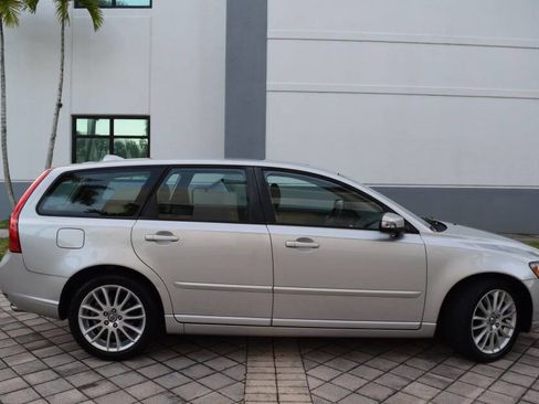 Used 2011 Volvo V50 T5 image 7