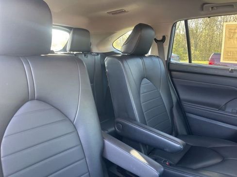 Used 2024 Toyota Highlander XLE image 26