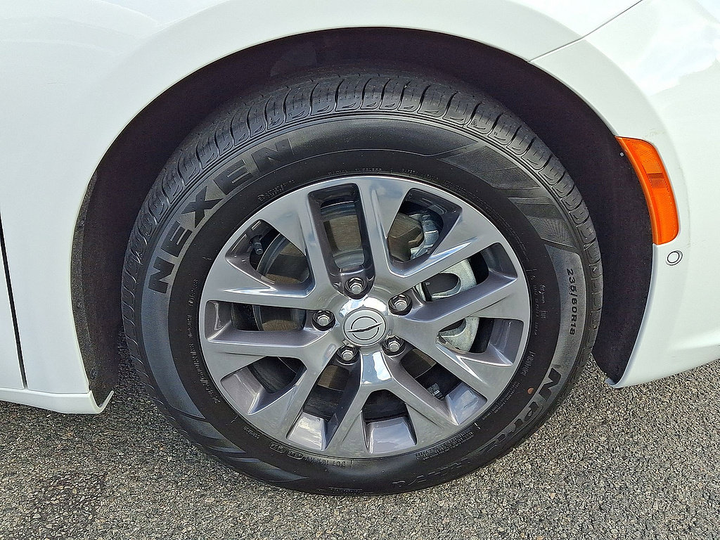 Used 2025 Chrysler Pacifica Pinnacle FWD image 33